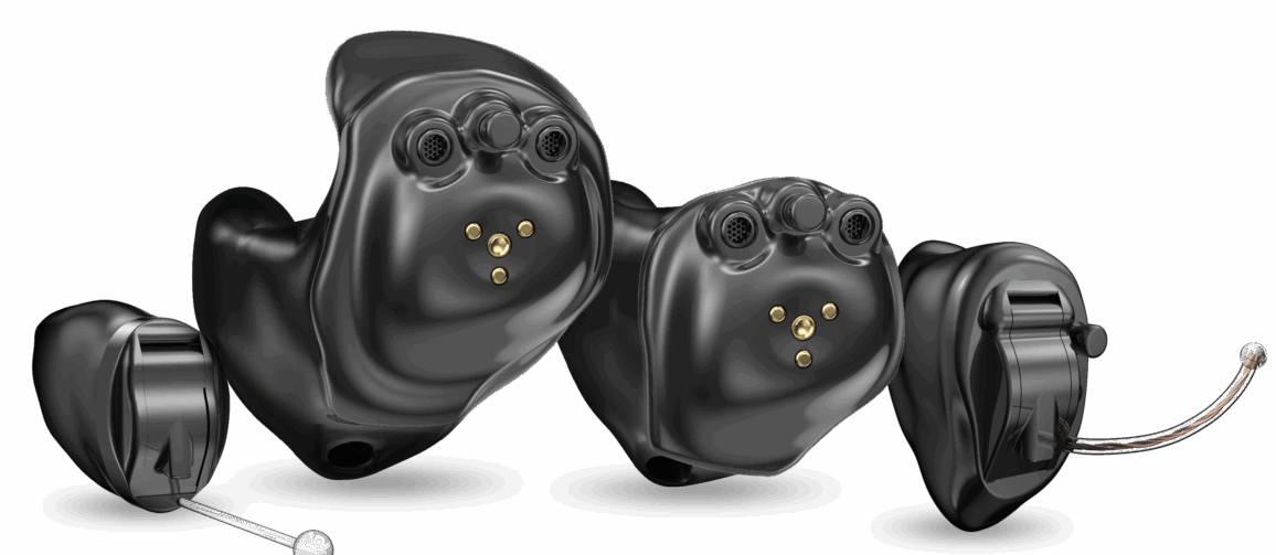 Vários modelos de aparelhos auditivos em preto, ilustrando as opções personalizadas e discretas do Instituto do Ouvido.