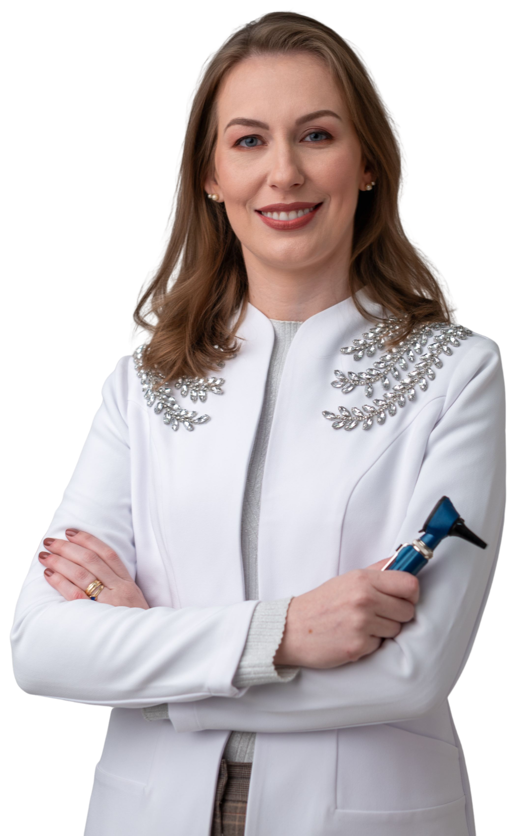 Profissional do Instituto do Ouvido sorrindo e segurando um otoscópio, simbolizando a especialização e confiança no cuidado auditivo.